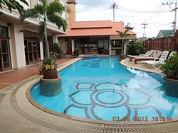 รูปสระว่ายน้ำ โรงแรมนราวรรณ หัวหิน Narawan Hotel Hua-Hin Swimming Pool